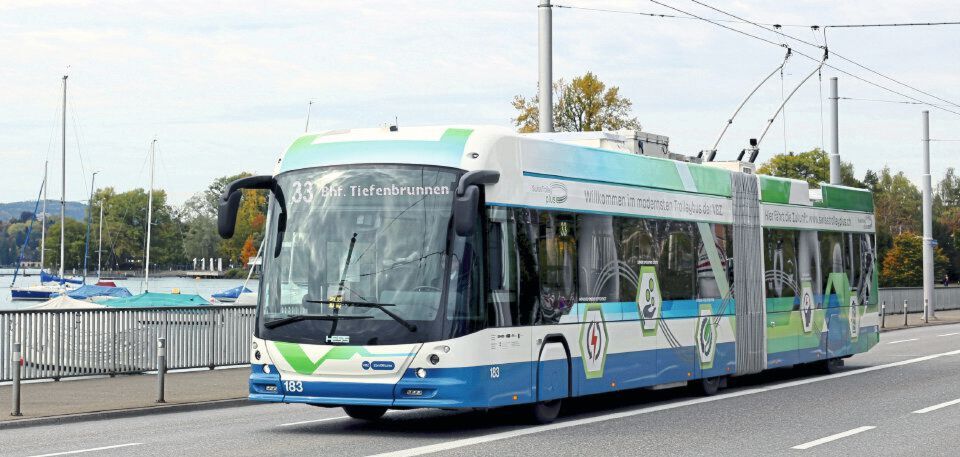 Der SwissTrolley plus: Das rein elektrisch angetriebene Fahrzeug ist auf den Linien der Verkehrsbetriebe Zürich unterwegs und bietet Platz für rund 160 Fahrgäste. Der SwissTrolley plus: Das rein elektrisch angetriebene Fahrzeug ist auf den Linien der Verkehrsbetriebe Zürich unterwegs und bietet Platz für rund 160 Fahrgäste.