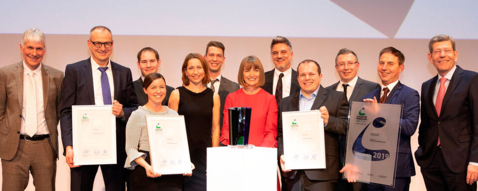 Petra Becker in der Mitte (rotes Kleid). 2.v. rechts: Jürgen Braunstetter, Leiter Supply Chain Management Automotive bei Continental. Ganz rechts: VDA-Präsident Bernhard Mattes, ganz links: Prof. Dr. Wolfgang Stölzle, Vorsitzeder der Jury und Ordinarius am Lehrstuhl für Logistikmanagement Uni St. Gallen. Petra Becker in der Mitte (rotes Kleid). 2.v. rechts: Jürgen Braunstetter, Leiter Supply Chain Management Automotive bei Continental. Ganz rechts: VDA-Präsident Bernhard Mattes, ganz links: Prof. Dr. Wolfgang Stölzle, Vorsitzeder der Jury und Ordinarius am Lehrstuhl für Logistikmanagement Uni St. Gallen.