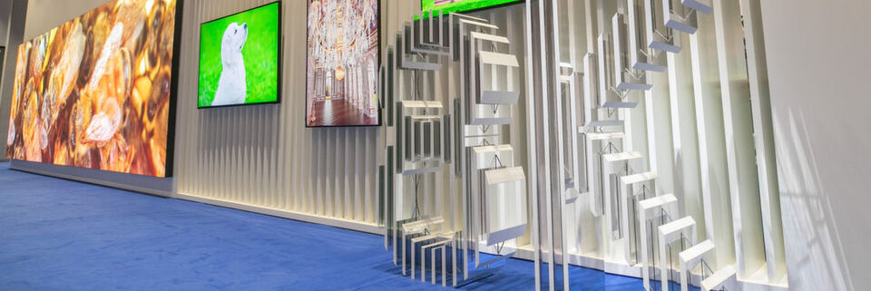 Die 8K-Auflösung war das große Thema bei Samsung auf der ISE 2019. Sie kommt auf QLED-Displays, dem modularen Micro-LED-Display „The Wall“ und auch für LED-Signage. Die 8K-Auflösung war das große Thema bei Samsung auf der ISE 2019. Sie kommt auf QLED-Displays, dem modularen Micro-LED-Display „The Wall“ und auch für LED-Signage.