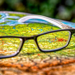 Rechenzentren mit den Verfügbarkeitsklassen 3 und 4 müssen georedundant sein. Das BSI fordert mindestens 200 Kilometer Abstand. Macht das Sinn? Rechenzentren mit den Verfügbarkeitsklassen 3 und 4 müssen georedundant sein. Das BSI fordert mindestens 200 Kilometer Abstand. Macht das Sinn?