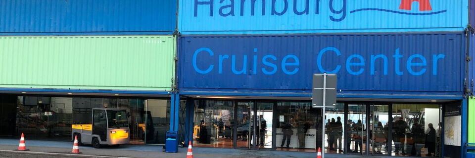 Wo sonst Kreuzfahrtschiffe anlegen, im Hamburg Cruise Center HafenCity, hat Intralogistikspezialist Jungheinrich Ende Januar auf einer internationalen Pressekonferenz seine neuesten Entwicklungen präsentiert. Wo sonst Kreuzfahrtschiffe anlegen, im Hamburg Cruise Center HafenCity, hat Intralogistikspezialist Jungheinrich Ende Januar auf einer internationalen Pressekonferenz seine neuesten Entwicklungen präsentiert.