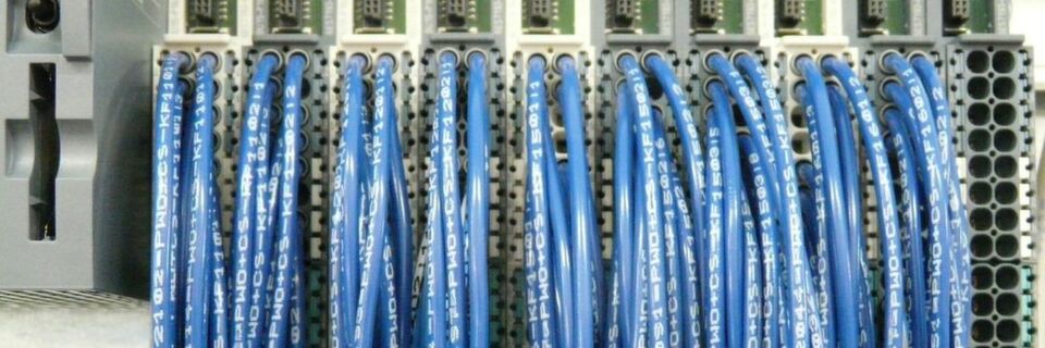 Die Kennzeichnung der Kabel erfolgt bei Alexander Bürkle automatisiert und aus Eplan heraus. Die Kennzeichnung der Kabel erfolgt bei Alexander Bürkle automatisiert und aus Eplan heraus.