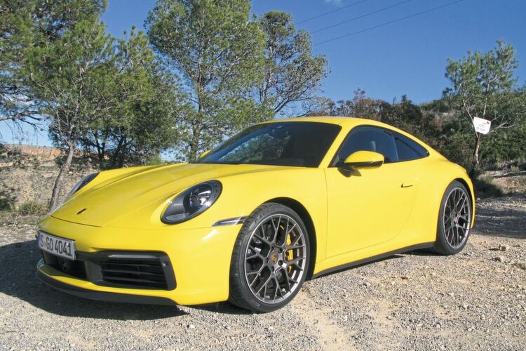 Der neue Porsche 911 Carrera ist in vielen Punkten noch ein bisschen besser als sein vermeintlich perfekter Vorgänger. Vor allem aber ist er breiter und stämmiger geworden. Das gab’s vor vielen Jahren beim Elfer schon einmal. Und auch sonst zitiert der Neue in Sachen Design gerne seinen Ahnen. Der neue Porsche 911 Carrera ist in vielen Punkten noch ein bisschen besser als sein vermeintlich perfekter Vorgänger. Vor allem aber ist er breiter und stämmiger geworden. Das gab’s vor vielen Jahren beim Elfer schon einmal. Und auch sonst zitiert der Neue in Sachen Design gerne seinen Ahnen.