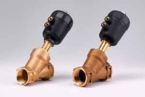 Der erste Preis ging an die Fälschung des Schrägsitzventils „Typ 2000“ der Bürkert Werke GmbH & Co. KG. Rechts im Bild ist das Plagiat, das von der Ningbo ACME Industrial Automation Co. Aus China stammt. Der Nachahmer hat ein ganzes Produktprogramm kopiert. Er verletzt die international registrierte Bildmarke (4 Streifen) und das u.a. in China eingetragene Design. Bei der 1:1 Kopie des Ventils wurden alle Bürkert-typischen Designelemente, z.B. die Rahmen um die Zahlen beim Messingventilgehäuse, übernommen, so dass Verwechslungsgefahr besteht. Der erste Preis ging an die Fälschung des Schrägsitzventils „Typ 2000“ der Bürkert Werke GmbH & Co. KG. Rechts im Bild ist das Plagiat, das von der Ningbo ACME Industrial Automation Co. Aus China stammt. Der Nachahmer hat ein ganzes Produktprogramm kopiert. Er verletzt die international registrierte Bildmarke (4 Streifen) und das u.a. in China eingetragene Design. Bei der 1:1 Kopie des Ventils wurden alle Bürkert-typischen Designelemente, z.B. die Rahmen um die Zahlen beim Messingventilgehäuse, übernommen, so dass Verwechslungsgefahr besteht.
