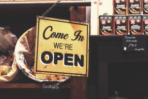 Vom ersten Interesse bis hin zum Kauf stets begleitet und beraten – so sieht eine ideale Customer Journey aus. Vom ersten Interesse bis hin zum Kauf stets begleitet und beraten – so sieht eine ideale Customer Journey aus.