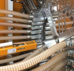 Der smarte Lenker des Granualtgeschehens von Koch-Technik: Zur effizienteren Materialverteilung in der Spritzgießfertigung bei P&G Braun in Waldbüttelbrunn, fahren die pneumatischen Schieber des sogenannten Navigators die gewünschte Material- und die Maschinenleitung in der Mitte zusammen. Die Leitungen werden für die Dauer des Materialtransports direkt miteinander verbunden, heißt es. Die Umstellung von der alten Materialversorgung auf die moderne Variante, funktionierte im laufenden Betrieb, so Koch-Technik. Der smarte Lenker des Granualtgeschehens von Koch-Technik: Zur effizienteren Materialverteilung in der Spritzgießfertigung bei P&G Braun in Waldbüttelbrunn, fahren die pneumatischen Schieber des sogenannten Navigators die gewünschte Material- und die Maschinenleitung in der Mitte zusammen. Die Leitungen werden für die Dauer des Materialtransports direkt miteinander verbunden, heißt es. Die Umstellung von der alten Materialversorgung auf die moderne Variante, funktionierte im laufenden Betrieb, so Koch-Technik.