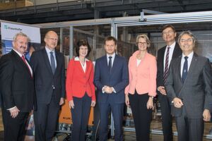 Politik und Wissenschaft trafen bei der Gründungsveranstaltung des Fraunhofer-Zentrums für Kognitive Produktionssysteme CPS am Fraunhofer-IWU in Dresden und der Unterzeichnung eines Memorandum of Understanding (MoU) in Dresden aufeinander. Politik und Wissenschaft trafen bei der Gründungsveranstaltung des Fraunhofer-Zentrums für Kognitive Produktionssysteme CPS am Fraunhofer-IWU in Dresden und der Unterzeichnung eines Memorandum of Understanding (MoU) in Dresden aufeinander.