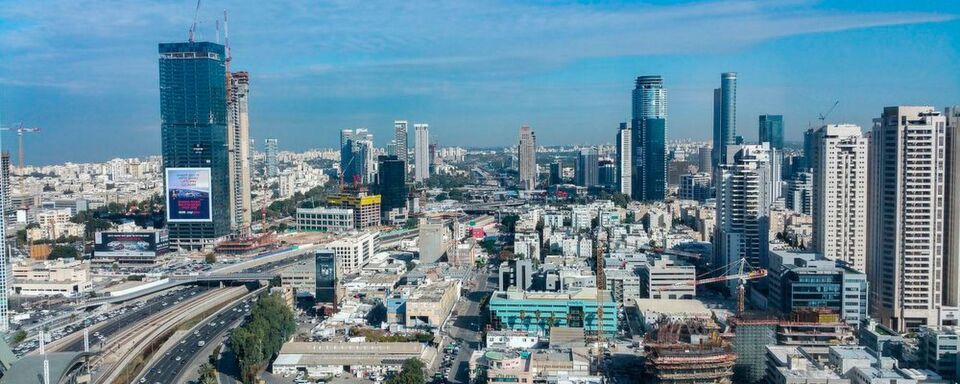 Tel Aviv hat sich zu einem wichtigen Geschäftszentrum entwickelt, wo viele High-Tech-Firmen ihren Sitz haben. Tel Aviv hat sich zu einem wichtigen Geschäftszentrum entwickelt, wo viele High-Tech-Firmen ihren Sitz haben.