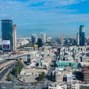 Tel Aviv hat sich zu einem wichtigen Geschäftszentrum entwickelt, wo viele High-Tech-Firmen ihren Sitz haben. Tel Aviv hat sich zu einem wichtigen Geschäftszentrum entwickelt, wo viele High-Tech-Firmen ihren Sitz haben.