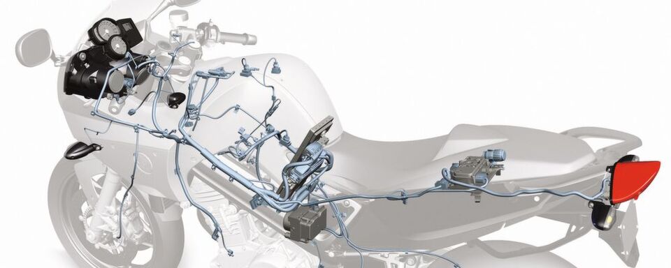 In vielen Motorrädern ist der Kabelbaum bereits deutlich aufwendiger als in dieser BMW F 800 S von 2006. In vielen Motorrädern ist der Kabelbaum bereits deutlich aufwendiger als in dieser BMW F 800 S von 2006.