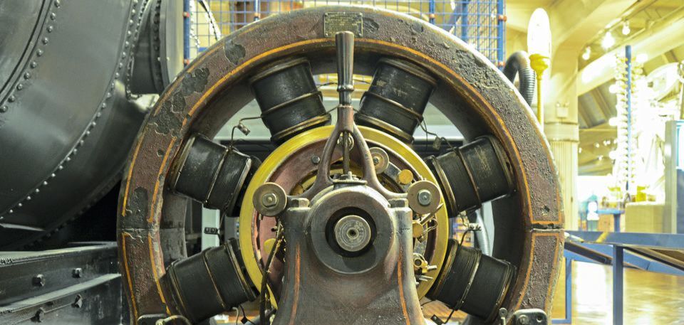 Dieser Generator von 1903 wurde von einer großen Wasserturbine gespeist und versorgte eine Mine in den USA mit Strom. Dieser Generator von 1903 wurde von einer großen Wasserturbine gespeist und versorgte eine Mine in den USA mit Strom.