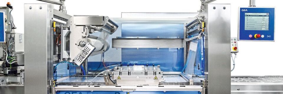 Die Tiefziehverpackungsmaschine GEA Power-Pak Plus ist von Grund auf überarbeitet worden. Die Verfügbarkeit steigt. Maschinenstillstände werden weiter reduziert. Die Tiefziehverpackungsmaschine GEA Power-Pak Plus ist von Grund auf überarbeitet worden. Die Verfügbarkeit steigt. Maschinenstillstände werden weiter reduziert.