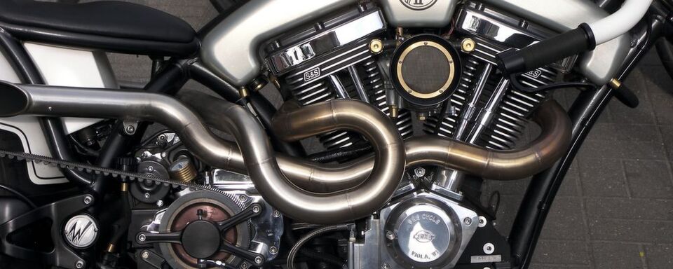 V-Motoren mit quer liegender Kurbelwelle bauen sehr schmal, die Abgasanlage ist aber aufwendig. V-Motoren mit quer liegender Kurbelwelle bauen sehr schmal, die Abgasanlage ist aber aufwendig.
