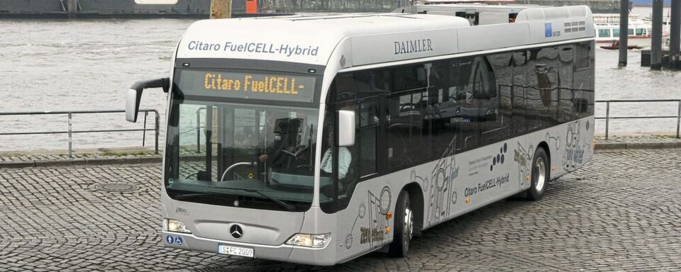 Seit 2010 hat die Hochbahn Hamburg Brennstoffzellen-Busse von Daimler eingesetzt. Jetzt wurde das Pilotprojekt beendet. Seit 2010 hat die Hochbahn Hamburg Brennstoffzellen-Busse von Daimler eingesetzt. Jetzt wurde das Pilotprojekt beendet.