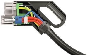 Bild 2:
Durch das Kühlsystem im Stecker muss der Kabelquerschnitt trotz größerer Ladeströme nicht erhöht werden. Bild 2:
Durch das Kühlsystem im Stecker muss der Kabelquerschnitt trotz größerer Ladeströme nicht erhöht werden.