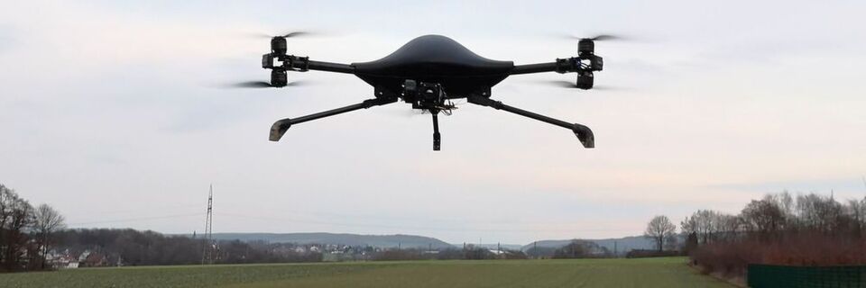 Die Drohnen von Viafly navigieren autonom in der dritten Dimension und werden zum Beispiel bei der Überwachung und Instandhaltung größerer Industrieanlagen eingesetzt. Die Drohnen von Viafly navigieren autonom in der dritten Dimension und werden zum Beispiel bei der Überwachung und Instandhaltung größerer Industrieanlagen eingesetzt.