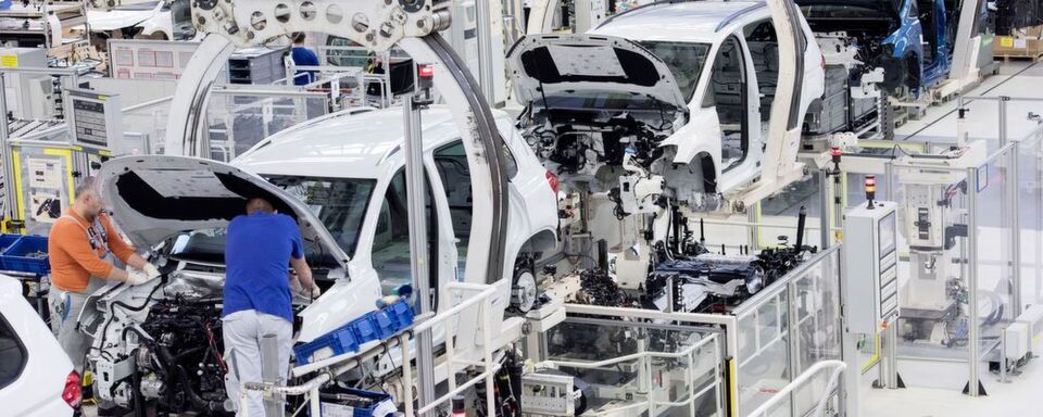 Die Volkswagen-Kernmarke VW Pkw peilt allein im Stammwerk Wolfsburg bis 2020 Einsparungen um 186 Millionen Euro an. Die Volkswagen-Kernmarke VW Pkw peilt allein im Stammwerk Wolfsburg bis 2020 Einsparungen um 186 Millionen Euro an.