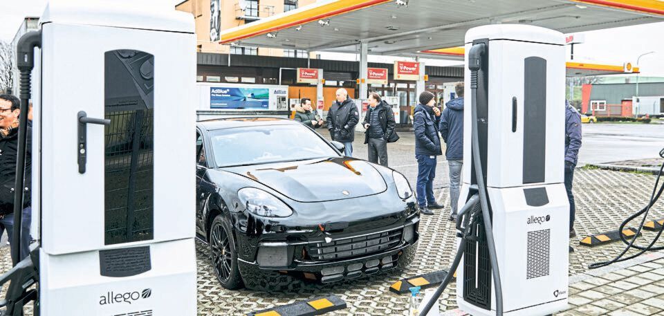 Bild 1: 450 kW stellt die Ladestation (rechte Ladesäule) zur Verfügung, die zweite Ladestation (links) bringt es auf 175 kW. Bild 1: 450 kW stellt die Ladestation (rechte Ladesäule) zur Verfügung, die zweite Ladestation (links) bringt es auf 175 kW.