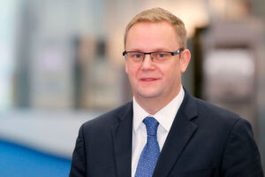„Wir werden im Jahr 2019 erleben, dass Unternehmen ihre IT-Infrastruktur verstärkt dezentral ausbauen. Ein Mittel dafür sind Edge-Datacenter. Rittal bietet hier eine Reihe von Lösungen – von Rack-Lösungen bis hin zum schlüsselfertigen IT-Container mit Cloud-Anbindung“, kommentiert Andreas Keiger, Executive Vice President Global Business Unit IT bei Rittal. „Wir werden im Jahr 2019 erleben, dass Unternehmen ihre IT-Infrastruktur verstärkt dezentral ausbauen. Ein Mittel dafür sind Edge-Datacenter. Rittal bietet hier eine Reihe von Lösungen – von Rack-Lösungen bis hin zum schlüsselfertigen IT-Container mit Cloud-Anbindung“, kommentiert Andreas Keiger, Executive Vice President Global Business Unit IT bei Rittal.