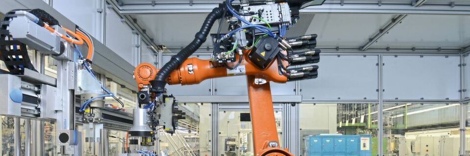 Der Roboter führt die Statoren nach der Prüfung dem weiteren Produktionsprozess zu. Der Roboter führt die Statoren nach der Prüfung dem weiteren Produktionsprozess zu.