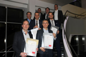 Vorne : Robin Ras und Quan Zhou von der Aalto University (Finland). Mitte: Bernhard Lendl und Johannes P. Waclaweck von der Technischen Universität Wien. Hinten: Gerhard Murer (Chief Scientist Anton Paar), Friedrich Santner (CEO Anton Paar), Prof. Wolfgang Kern (Montanuniversität Leoben), Ronald Henzinger (Head of R&D Anton Paar). Vorne : Robin Ras und Quan Zhou von der Aalto University (Finland). Mitte: Bernhard Lendl und Johannes P. Waclaweck von der Technischen Universität Wien. Hinten: Gerhard Murer (Chief Scientist Anton Paar), Friedrich Santner (CEO Anton Paar), Prof. Wolfgang Kern (Montanuniversität Leoben), Ronald Henzinger (Head of R&D Anton Paar).