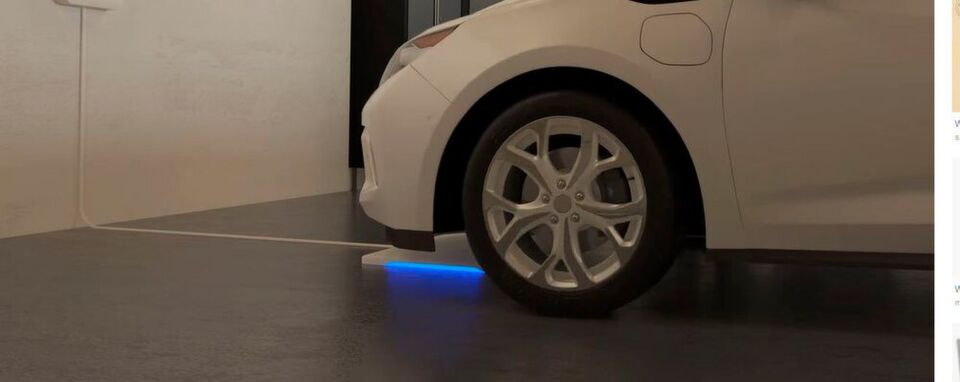 Die Ladeplatte soll dem Fahrer Komfort bieten: Er fährt sein Auto einfach über die Ladeplatte am Boden – und schon startet der Ladevorgang automatisch. Die Ladeplatte soll dem Fahrer Komfort bieten: Er fährt sein Auto einfach über die Ladeplatte am Boden – und schon startet der Ladevorgang automatisch.