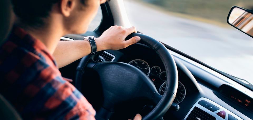 Schläfrige und abgelenkte Autofahrer sinnd ein gravierendes Sicherheitsrisiko. Die DMS-Technik kann Hilfestellung leisten. Schläfrige und abgelenkte Autofahrer sinnd ein gravierendes Sicherheitsrisiko. Die DMS-Technik kann Hilfestellung leisten.