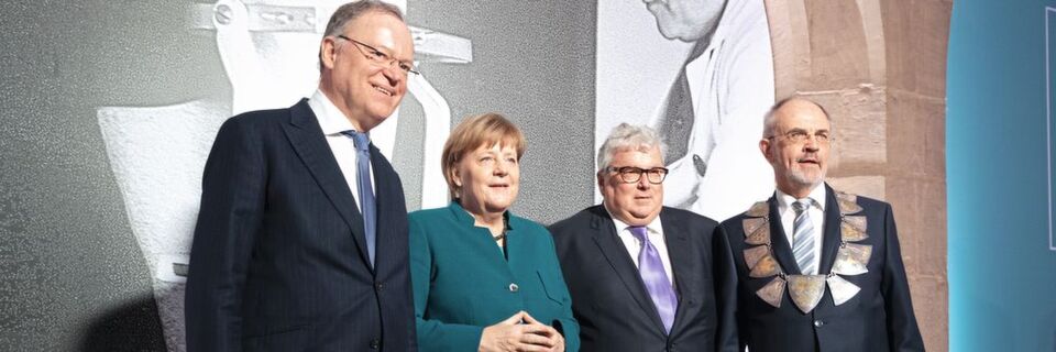 Ministerpräsident Stephan Weil, Bundeskanzlerin Dr. Angela Merkel, Professor Hans Georg Näder und Bürgermeister von Duderstadt Wolfgang Nolte (v.l.n.r.) beim Festakt von Ottobock. Ministerpräsident Stephan Weil, Bundeskanzlerin Dr. Angela Merkel, Professor Hans Georg Näder und Bürgermeister von Duderstadt Wolfgang Nolte (v.l.n.r.) beim Festakt von Ottobock.