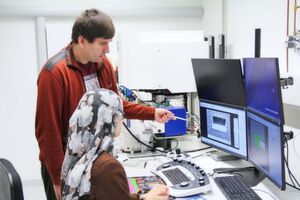 Forschende charakterisieren die Morphologie des Eierschalenmaterials mithilfe eines Rasterelektronenmikroskops. Forschende charakterisieren die Morphologie des Eierschalenmaterials mithilfe eines Rasterelektronenmikroskops.