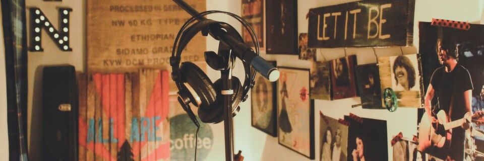 Podcast-Marketing – was als unscheinbares Garagen- oder Schrank-Experiment begonnen hat, ist in der Zwischenzeit zu einer Branche mit hochwertigen Produktionen geworden. Podcast-Marketing – was als unscheinbares Garagen- oder Schrank-Experiment begonnen hat, ist in der Zwischenzeit zu einer Branche mit hochwertigen Produktionen geworden.
