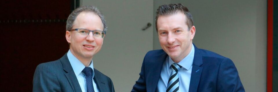 Im Gespräch mit Devicemed: Dr. Matthias Schier (l.), Geschäftsführer Forum Medtech Pharma, und Alexander Stein, Veranstaltungsleiter Nürnberg Messe. Im Gespräch mit Devicemed: Dr. Matthias Schier (l.), Geschäftsführer Forum Medtech Pharma, und Alexander Stein, Veranstaltungsleiter Nürnberg Messe.