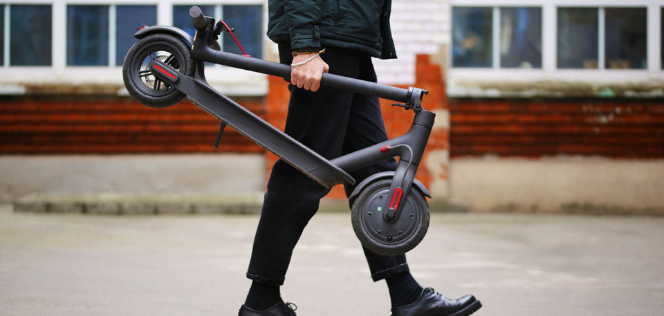 GroverGo, das Angebot vom Miet-Commerce-Anbieter Grover, bietet eine monatliche Miete an, welche dem Kunden erlaubt, stets auf seinen eigenen E-Scooter zuzugreifen, ohne diesen kaufen zu müssen. GroverGo, das Angebot vom Miet-Commerce-Anbieter Grover, bietet eine monatliche Miete an, welche dem Kunden erlaubt, stets auf seinen eigenen E-Scooter zuzugreifen, ohne diesen kaufen zu müssen.