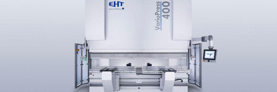 Die Biegemaschine Variopress bei Novoferm hat eine Presskraft von 230 t und eine Biegelänge von 4,5 m. Die Biegemaschine Variopress bei Novoferm hat eine Presskraft von 230 t und eine Biegelänge von 4,5 m.