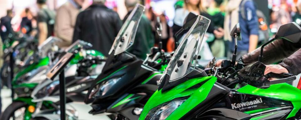 Die deutlich gestiegenen Zahlen bei den Occasions-Verkäufen, die jährlich mehr als das Dreifache der Neuverkäufe ausmachen, belegen zweifelsfrei, dass das Motorradfahren in der Schweiz weiterhin sehr populär ist. Die deutlich gestiegenen Zahlen bei den Occasions-Verkäufen, die jährlich mehr als das Dreifache der Neuverkäufe ausmachen, belegen zweifelsfrei, dass das Motorradfahren in der Schweiz weiterhin sehr populär ist.