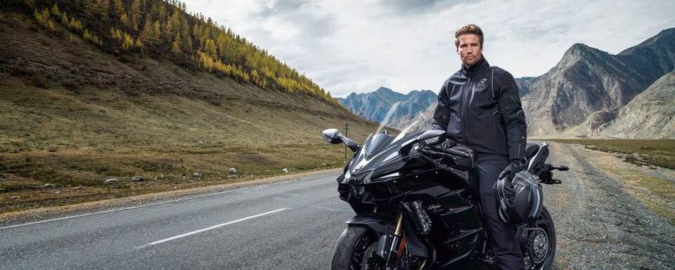 Ein fest mit der Jacke verbundener Halsschutz aus Gore-Tex-Stretch, der bei Nichtgebrauch in einer Kragentasche untergebracht werden kann, sowie wind- und wasserdichte Ärmelabschlüsse sollen den Komfort der Jacke optimieren. Ein fest mit der Jacke verbundener Halsschutz aus Gore-Tex-Stretch, der bei Nichtgebrauch in einer Kragentasche untergebracht werden kann, sowie wind- und wasserdichte Ärmelabschlüsse sollen den Komfort der Jacke optimieren.