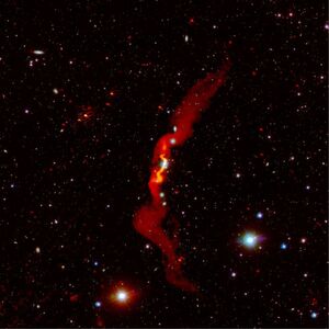 Abb. 1: Die Radiogalaxie 3C31 ist mehr als 3 Millionen Lichtjahre groß. Abb. 1: Die Radiogalaxie 3C31 ist mehr als 3 Millionen Lichtjahre groß.