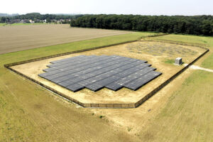 Abb. 2: Die Jülicher LOFAR-Station DE605 besteht aus zwei Antennenfeldern zur Messung hoher und niedriger Frequenzen. Der Container in der Mitte enthält Elektronik zur Verarbeitung der Signale der einzelnen Antennen. Abb. 2: Die Jülicher LOFAR-Station DE605 besteht aus zwei Antennenfeldern zur Messung hoher und niedriger Frequenzen. Der Container in der Mitte enthält Elektronik zur Verarbeitung der Signale der einzelnen Antennen.