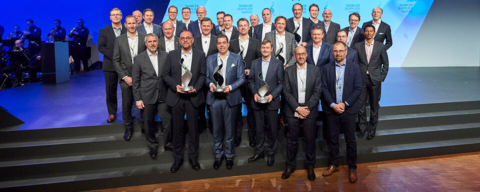 Vor 450 Gästen hat Daimler bereits zum elften Mal in Folge seine zehn besten Zulieferer mit dem Daimler Supplier Award ausgezeichnet. Vor 450 Gästen hat Daimler bereits zum elften Mal in Folge seine zehn besten Zulieferer mit dem Daimler Supplier Award ausgezeichnet.