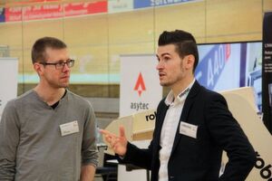 Robotec Solutions AG a renforcé son équipe de vente avec depuis mars 2018 Monsieur Gwenölé Bergeon (à droite sur l'image) au poste de responsable des ventes pour la Suisse romande. La photographie a été prise sur le stand de Robotec Solutions AG lors des journées «Robomize your Production» organisées début février 2019 par le fabricant de robot Stäubli. Robotec Solutions AG a renforcé son équipe de vente avec depuis mars 2018 Monsieur Gwenölé Bergeon (à droite sur l'image) au poste de responsable des ventes pour la Suisse romande. La photographie a été prise sur le stand de Robotec Solutions AG lors des journées «Robomize your Production» organisées début février 2019 par le fabricant de robot Stäubli.