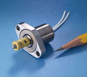 Die miniaturisierten 3-Wege-Hochdruckventile sind eine Weiterentwicklung der Magnetventile für die Flugzeugindustrie, die neue Standards bei der Reduzierung des Platzbedarfs, des Gewichts und des Energieverbrauchs gesetzt haben. Die miniaturisierten 3-Wege-Hochdruckventile sind eine Weiterentwicklung der Magnetventile für die Flugzeugindustrie, die neue Standards bei der Reduzierung des Platzbedarfs, des Gewichts und des Energieverbrauchs gesetzt haben.