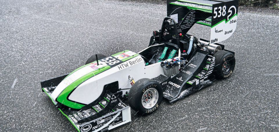Durch die kompakte Bauform konnte das System im vorderen Bereich des Chassis zwischen Pedalerie und dem Frontend des Chassis Platz finden. Durch die kompakte Bauform konnte das System im vorderen Bereich des Chassis zwischen Pedalerie und dem Frontend des Chassis Platz finden.