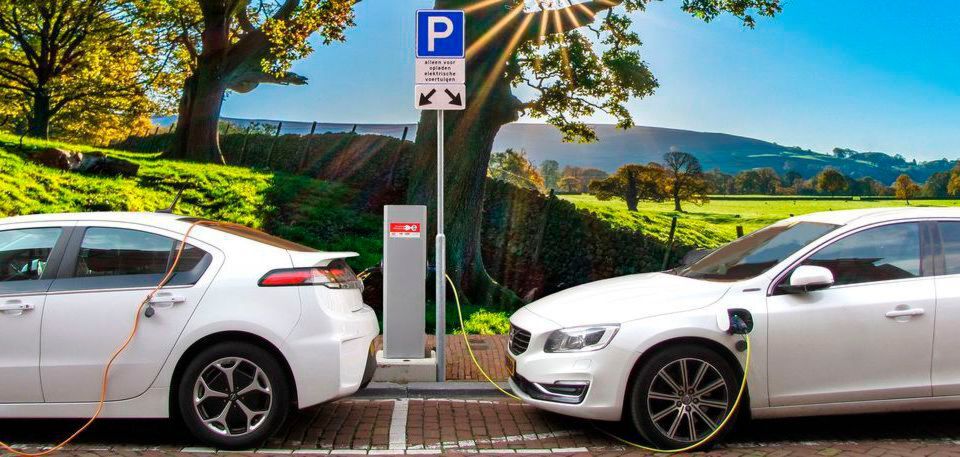 Sicherheit für den Bediener und das Fahrzeug stehen bei den Tests von Ladesäulen ganz oben. Sicherheit für den Bediener und das Fahrzeug stehen bei den Tests von Ladesäulen ganz oben.