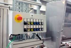 Bei einer modular aufgebauten Bandhärteanlage hat das Unternehmen Eisenmann Thermal Solutions erstmals sämtliche Bedien- und Meldegeräte in den Bedienstationen über Profisafe an die fehlersichere Steuerung angebunden. Bei einer modular aufgebauten Bandhärteanlage hat das Unternehmen Eisenmann Thermal Solutions erstmals sämtliche Bedien- und Meldegeräte in den Bedienstationen über Profisafe an die fehlersichere Steuerung angebunden.