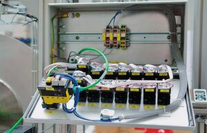 An das Interfacemodul für die Profinet-Kommunikation können bis zu 20 Geräte angeschlossen werden. Für das Einbinden eines Not-Halt-Tasters gibt es das fehlersichere Modul, das die fehlersichere Kommunikation über Profisafe ermöglicht. An das Interfacemodul für die Profinet-Kommunikation können bis zu 20 Geräte angeschlossen werden. Für das Einbinden eines Not-Halt-Tasters gibt es das fehlersichere Modul, das die fehlersichere Kommunikation über Profisafe ermöglicht.