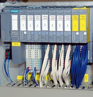 Die einzelnen Anlagenmodule besitzen eine dezentrale Peripherie Simatic ET 200SP von Siemens, die über Profinet oder Profisafe mit der zentralen Steuerung kommuniziert. Die einzelnen Anlagenmodule besitzen eine dezentrale Peripherie Simatic ET 200SP von Siemens, die über Profinet oder Profisafe mit der zentralen Steuerung kommuniziert.