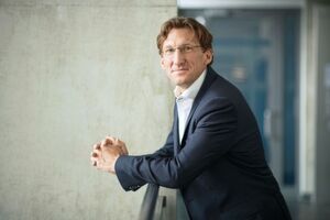 „Wir beraten systematisch, um Prozesse neu zu denken und Wissen bereitzustellen“, sagt Klaus Löckel Managing Director Eurocentral, Dassault Systèmes. „Wir beraten systematisch, um Prozesse neu zu denken und Wissen bereitzustellen“, sagt Klaus Löckel Managing Director Eurocentral, Dassault Systèmes.