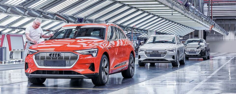 Volkswagen rüstet sein Werk am Standort Zwickau vollständig um, es produziert künftig ausschließlich Elektrofahrzeuge. Welche Strategien verfolgen andere Automobilhersteller in ihren Werken? Volkswagen rüstet sein Werk am Standort Zwickau vollständig um, es produziert künftig ausschließlich Elektrofahrzeuge. Welche Strategien verfolgen andere Automobilhersteller in ihren Werken?