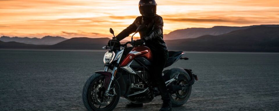 Der elektrische Reiter fährt jetzt Streetfighter: Weltpremiere für die neue Zero SR/F. Der elektrische Reiter fährt jetzt Streetfighter: Weltpremiere für die neue Zero SR/F.