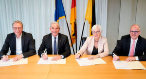 Roger Kehle, Präsident des Gemeindetags Baden-Württemberg, Minister Thomas Strobl, Gudrun Heute-Bluhm, geschäftsführendes Vorstandsmitglied des Städtetags Baden-Württemberg, und Dr. Alexis von Komorowski, Hauptgeschäftsführer des Landkreistages Baden-Württemberg bei der Vertragsunterzeichnung (v.l.r.) Roger Kehle, Präsident des Gemeindetags Baden-Württemberg, Minister Thomas Strobl, Gudrun Heute-Bluhm, geschäftsführendes Vorstandsmitglied des Städtetags Baden-Württemberg, und Dr. Alexis von Komorowski, Hauptgeschäftsführer des Landkreistages Baden-Württemberg bei der Vertragsunterzeichnung (v.l.r.)