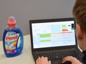 Das Software-Tool bewertet die Recyclingfähigkeit von Verpackungen anhand ihrer Zusammensetzung und der einzelnen Gewichtsanteile der jeweiligen Bestandteile: Grundmaterialien, Verschlusssysteme, Labels, Beschriftung, Farben etc. Das Software-Tool bewertet die Recyclingfähigkeit von Verpackungen anhand ihrer Zusammensetzung und der einzelnen Gewichtsanteile der jeweiligen Bestandteile: Grundmaterialien, Verschlusssysteme, Labels, Beschriftung, Farben etc.
